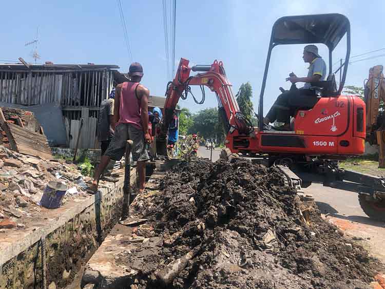 NORMALISASI: Petugas PUPR PKP Kota Probolinggo melakukan normalisasi drainase di Jalan Ikan Lumba-Lumba, Kelurahan/Kecamatan Mayangan, Kamis (27/2).