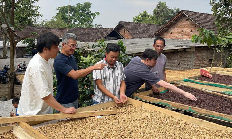 BANYAK PENGALAMAN: Renza Saputra (tiga dari kiri), saat mendampingi buyer asal Jepang melihat biji kopi pasca panen di Desa Dayurejo, Kecamatan Prigen.