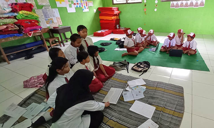 ALAS KARPET: Para pelajar di SDN Cowek II Kecamatan Purwodadi yang memanfaatkan alas karpet untuk belajar dan mengajar. Meski begitu, aktivitas KBM tetap lancar.