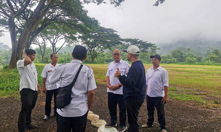 SURVEI: Tim dari Perkim dan BPBD Kabupaten Pasuruan serta pemerintah desa saat melakukan survei ke TKD Cowek, Kecamatan Purwodadi. Lahan setempat rencananya akan dimanfaatkan untuk pengungsian.