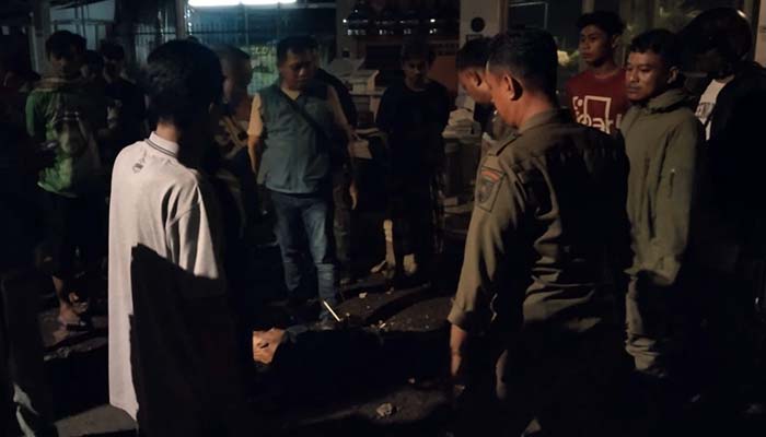 Petugas dan warga saat mengevakuasi Sof yang mabuk dan hendak menabrakkan diri ke KA, Rabu (26/2).