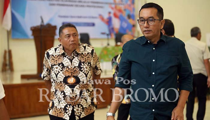 BERI DUKUNGAN: Zulfikar Imawan (kanan) dan Sugeng Nufindarko (kiri) dalam Musorkot KONI Kota Probolinggo. (Zainal Arifin/ Radar Bromo)