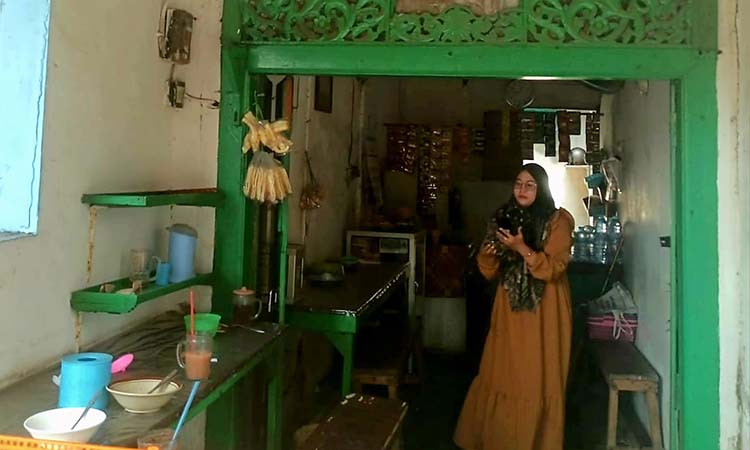 KEBOBOLAN: Warung di dekat alun-alun Bangil yang dibobol pencuri. (M Busthomi/ Radar Bromo)
