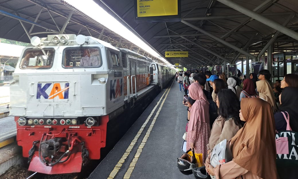 BERJUBEL: Penumpang saat menunggu KA di Stasiun Bangil. Tiket KA jelang lebaran, diburu pemudik. Tercatat, sudah ada lebih dari 3 ribu tiket ludes terjual untuk pemberangkatan dari Stasiun Bangil.