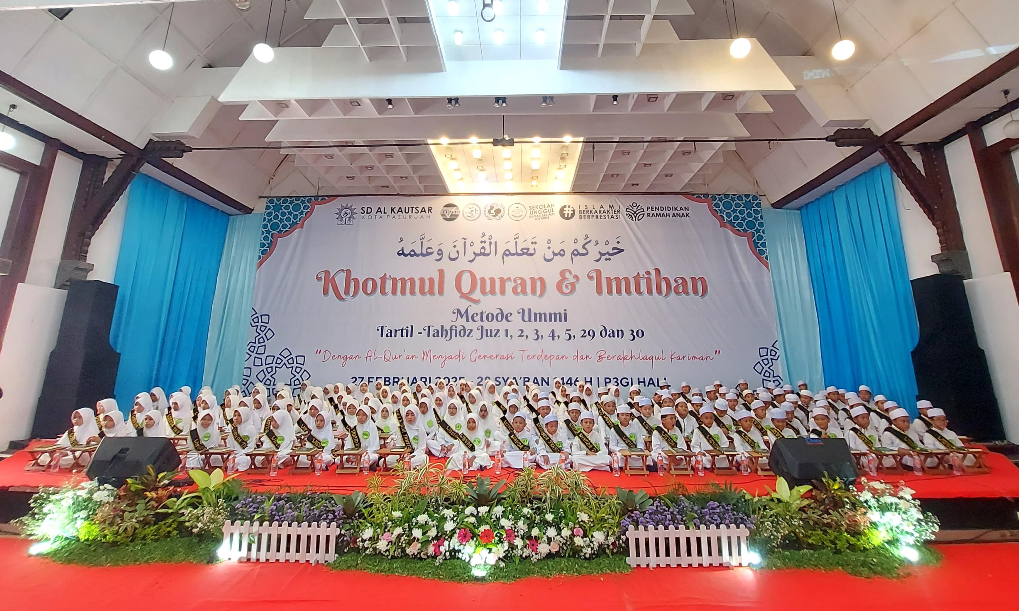 1.	KHUSYUK: Sebanyak 147 siswa dan siswi SD Al Kautsar saat melantunkan Khotmul Quran dan kegiatan imtihan dari Juz 1-5 dan Juz 29 serta Juz 30 di P3GI Kota Pasuruan, kemarin (27/02).