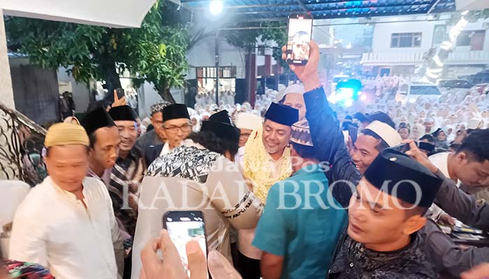 EMBAN AMANAH RAKYAT: Bupati Probolinggo Gus Haris (kenakan kalung melati) saat disambut ribuan santri di kediamannya usai pulang retret. (Agus Faiz Musleh/ Radar Bromo)