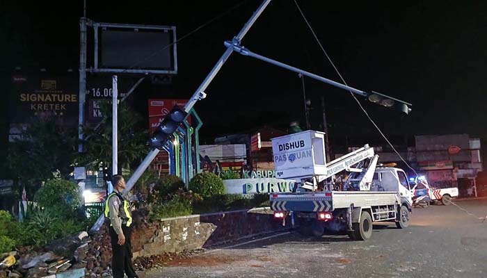 Kondisi traffic light yang ambruk usai disasak truk boks, Jumat (28/2). (Rizal Syatori/ Radar Bromo)
