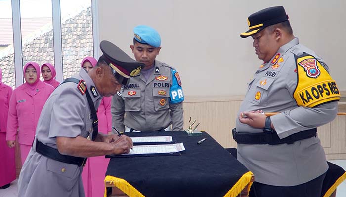 Kapolres Pasuruan AKBP Jazuli Dani Iriawan (kanan) saat memimpin sertijab enam Kapolsek. (Polres Pasuruan)