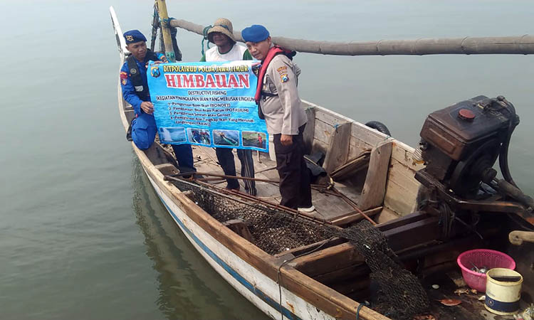 BERI IMBAUAN: Petugas Satpolairud Polres Pasuruan Kota saat memberikan imbauan kepada nelayan untuk tidak menggunakan alat tangkap yang dilarang.