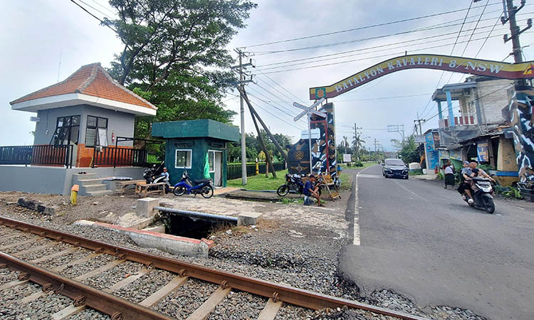 READY: Palang pintu di perlintasan sebidang di wilayah Beji yang belum beroperasi. Pemkab Pasuruan mengaku, masih menunggu pelimpahan aset dari pemerintah terkait.