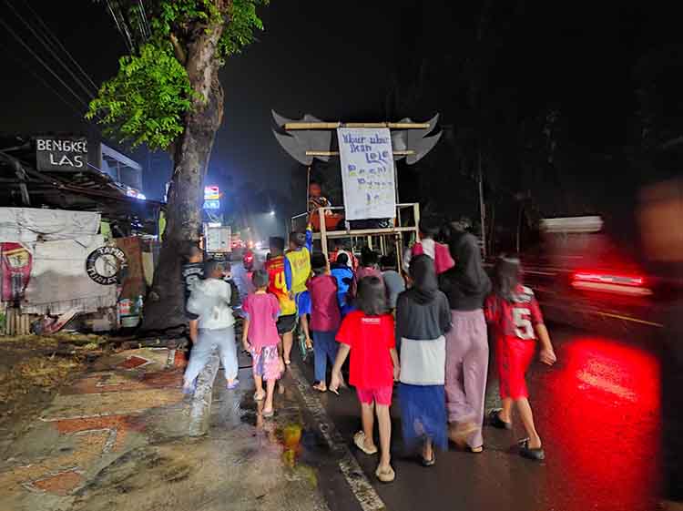 PATROL: Sejumlah warga Kota Probolinggo&nbsp; berpatrol melintasi Jalan Soekarno Hatta, Kelurahan Ketapang, Kecamatan Kademangan, Sabtu (1/3) dini hari.