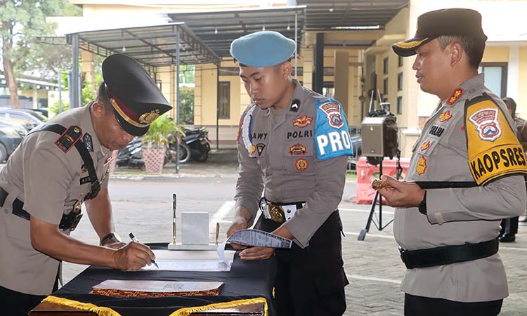SERTIJAB: Kapolres Probolinggo AKBP Wisnu Wardana memimpin sertijab rotasi tiga anggotanya, Kamis (27/2) sore.