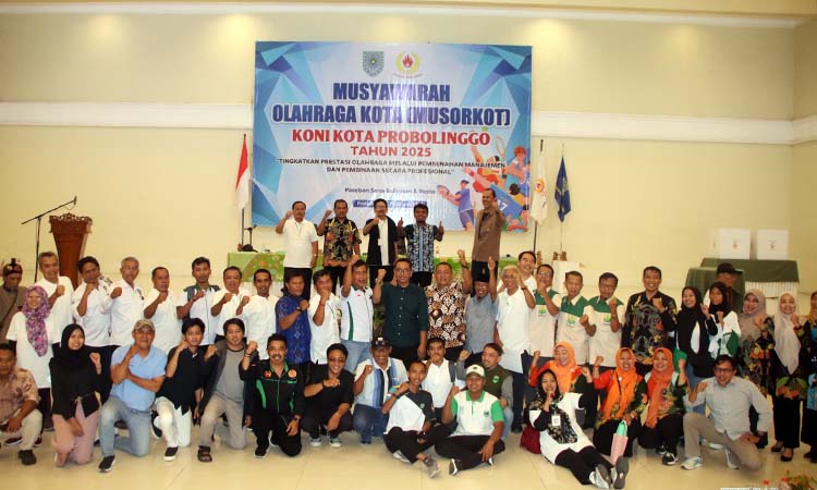 TETAP GUYUB: Usai bersaing dalam Musorkot KONI Kota Probolinggo periode 2025&ndash;2029, Ketua Umum Terpilih Zulfikar Imawan dan Sugeng Nufindarko foto bersama seluruh cabor di bawah naungan KONI.