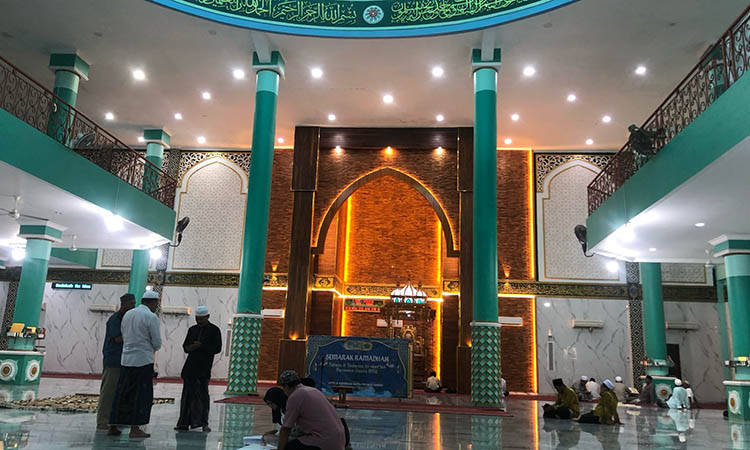 MEGAH: Ruang utama Masjid Raudlatul Jannah yang biasa digunakan untuk sholat para jamaah dan masyarakat sekitar.