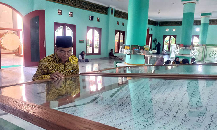 WISATA RELIGI: Al Quran Akbar yang ada di dalam Masjid Raudlatul Jannah sebagai daya tarik wisata religi.