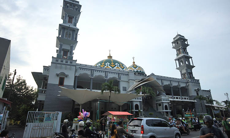 KINI: Masjid Raudlatul Jannah tampak dari Alun-Alun Kota Probolinggo.