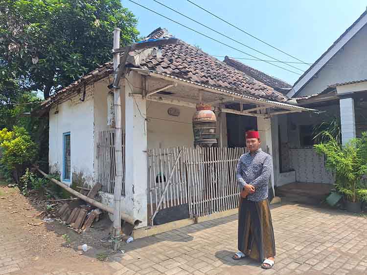 TETAP DIGUNAKAN: Hamzah, cucu pemilik tanah tempat berdirinya musala di Desa Sumbersuko, Kecamatan Kejayan.
