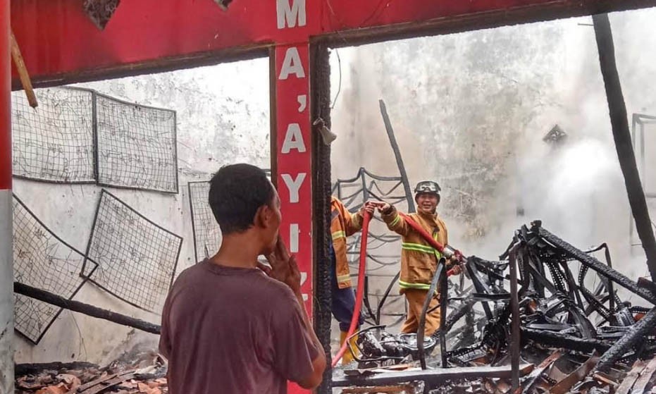 MERUGI: Kebakaran toko elektronik yang terjadi di Maron Kidul beberapa waktu lalu.