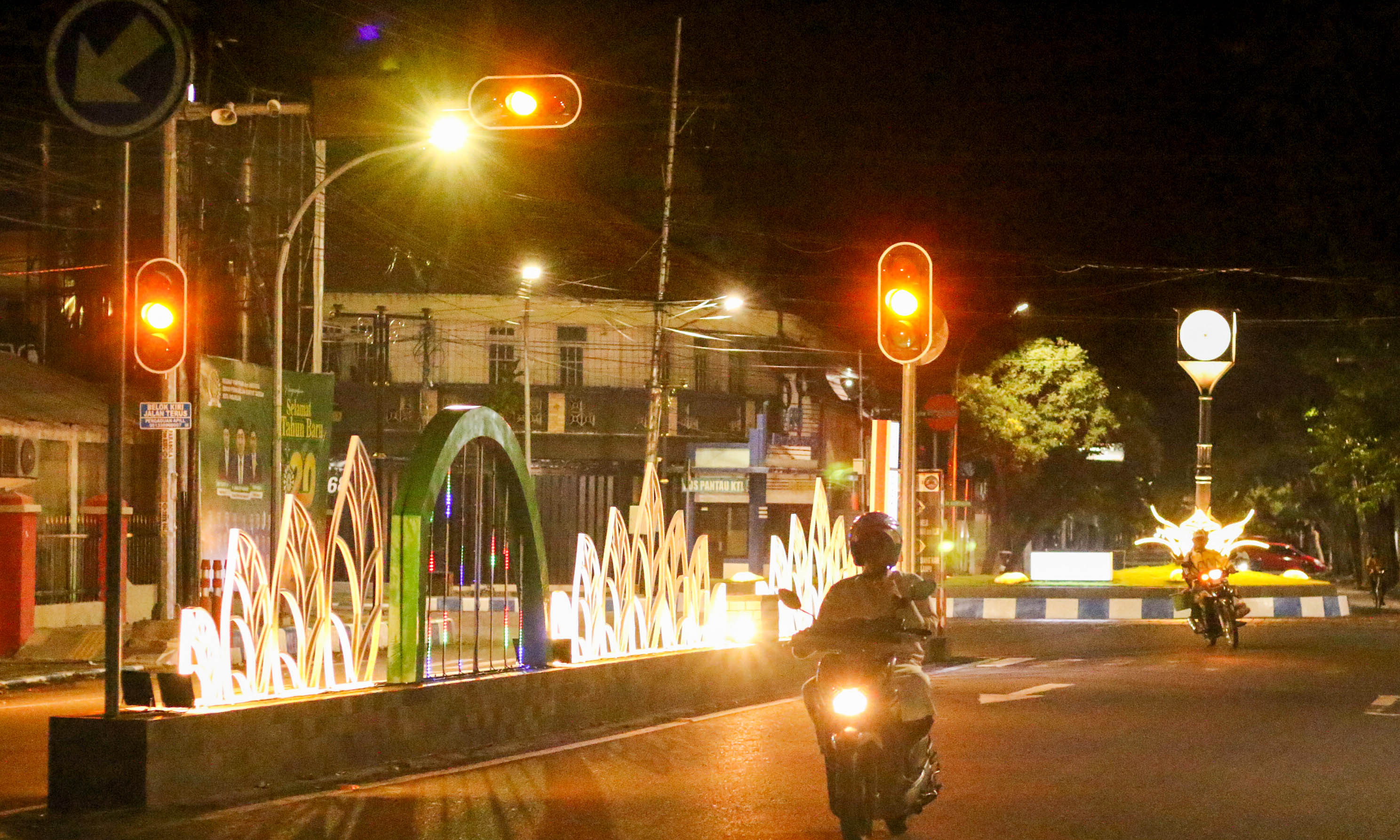 TERANG: Kondisi penerangan Jalan di Panglima Sudirman saat malam hari. Selama dua bulan ini biaya listrik PJU yang dikeluarkan Dinas Perhubungan lebih ringan.