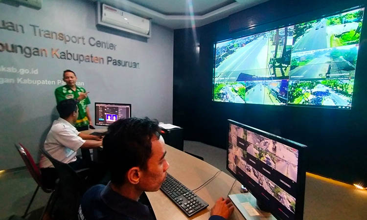 PANTAU: Kegiatan pemantauan arus yang dilakukan di ruang Pasuruan Transport Center Dishub Kabupaten Pasuruan. Tahun ini, sejumlah CCTV tambahan akan disebar.