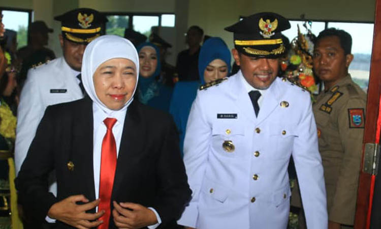 PERANGI KEMISKINAN: Bupati Probolinggo Mohammad Haris bersama Gubernur Jatim Khofifah Indar Parawansa sebelum acara sertijab, Senin (3/3).