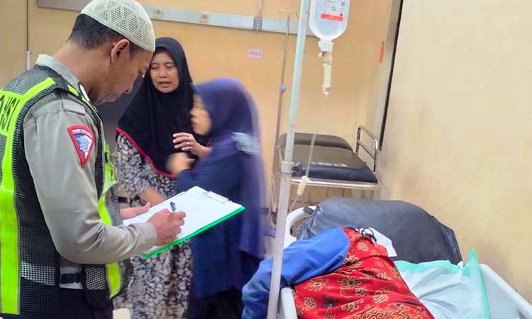 APES: Erma Wiwin Yuliati saat dirawat di RS Bhayangkara. (Unit Lantas Polsek Gempol for Radar Bromo)