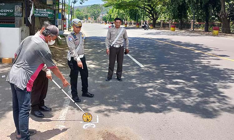 Petugas kepolisian saat melakukan olah TKP kecelakaan maut di Watukosek, Gempol, Kabupaten Pasuruan.