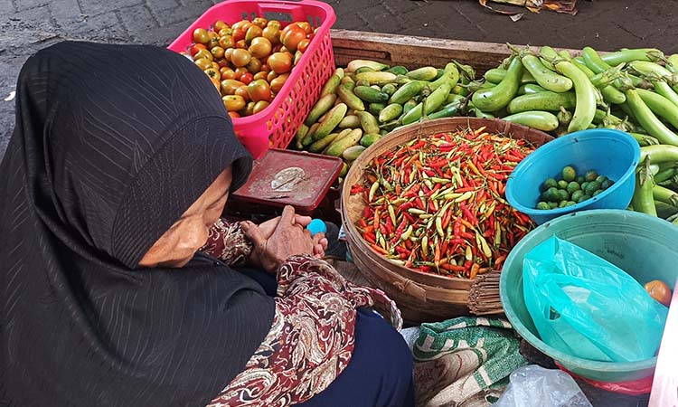 Seorang pedagang cabai di Pasar Semampir, Kraksaan.