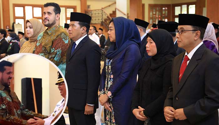 DARI MASA KE MASA:  dan kiri, Habib Hadi Zainal Abidin bersama istri, Nurcholis bersama istri dan M Taufik bersama istri saat sertijab Wali Kota Probolinggo. (Istimewa-Fahreza)