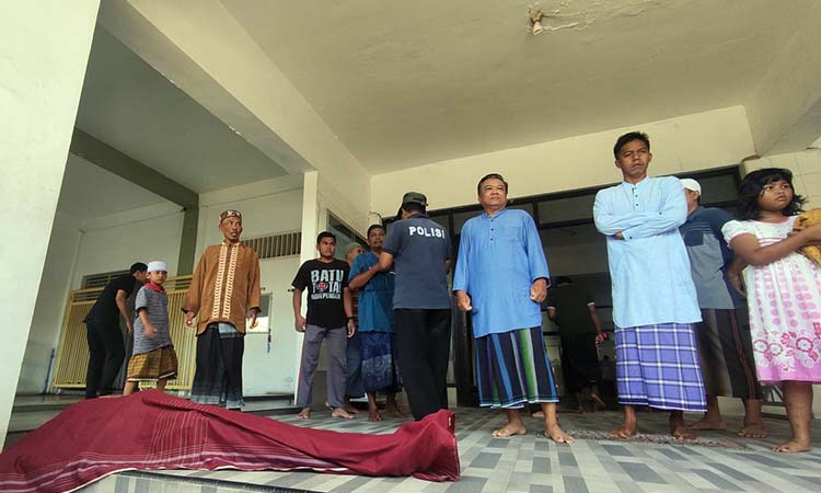 Jenazah Nur Hasan Wijaya, saat ditemukan tergeletak di serambi masjid At Taqwa. Kanigaran.