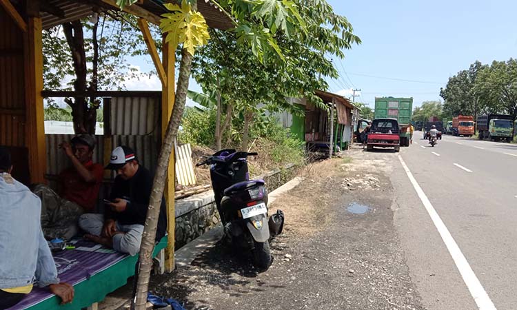 Warung di jalan raya Leces, masuk Desa Sumberbulu, Kecamatan Tegalsiwalan Kabupaten Probolinggo pada Jumat (28/2) malam yang dijadikan tempat baku hantam orang tak dikenal. (Inayah Maharani)