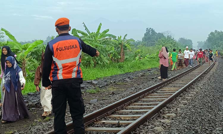 BERBAHAYA: Sejumlah warga asyik nongkrong di rel KA Kraton, Pasuruan. Polsuskan pun beberapa kali melakukan penertiban.