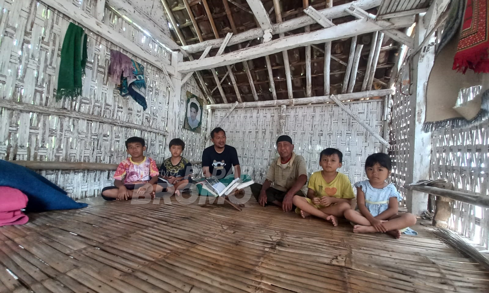 KUNO: Haryanto, warga Dusun Kerpangan Selatan, Desa Kerpangan, Kecamatan Leces, Kabupaten Probolinggo, bersama sejumlah santri di musalanya.