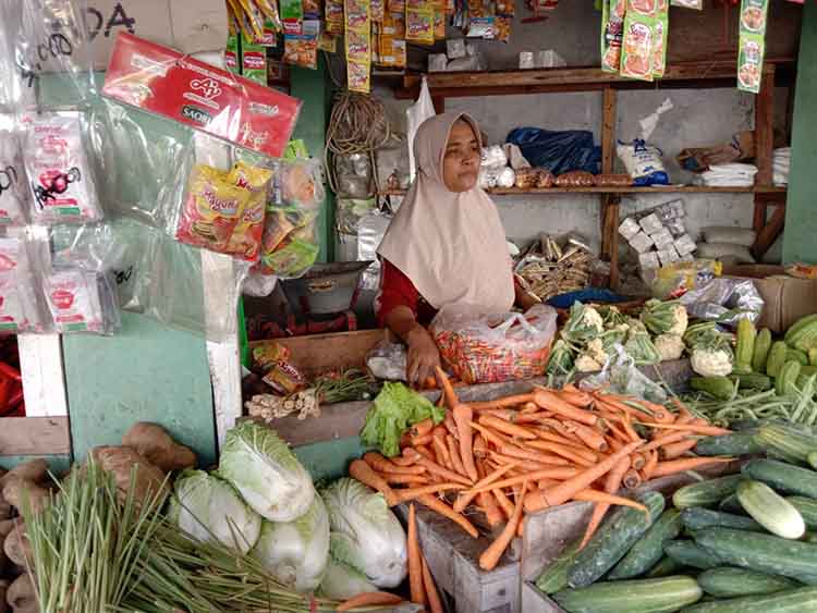 MASIH TINGGI: Salah seorang pedagang menunggu pembeli di Pasar Baru, Kota Probolinggo.