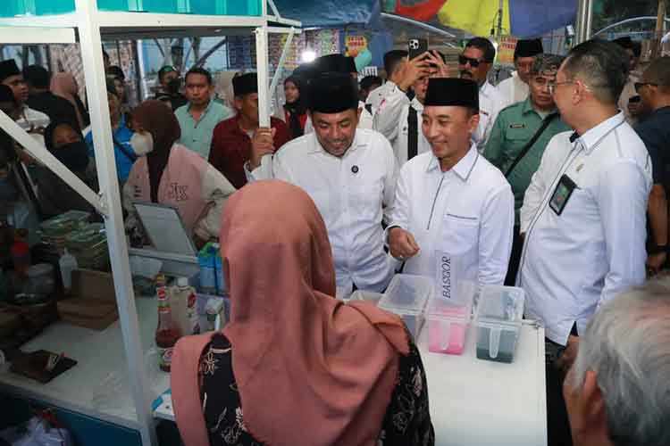 DATANG: Bupati Probolinggo Mohammad Haris bersama Wakil Ketua DPRD Kabupaten Probolinggo M. Zubaidi mengunjungi salah satu pedagang di Bazar Takjil Stadion Gelora Merdeka Kraksaan.