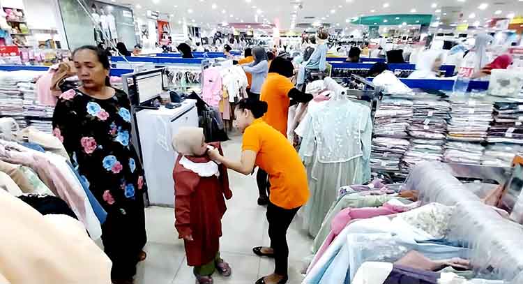 PILIH SENDIRI: Salah satu sudut Dept. Store KDS Probolinggo ketika sejumlah anak yatim memilih kebutuhan Lebarannya, Selasa (4/3).