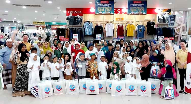 TERIMA KASIH: Usai belanja gratis, menerima santunan serta parsel, 30 anak yatim beserta orang tua pendamping kompak menyampaikan terima kasih kepada KDS Probolinggo.