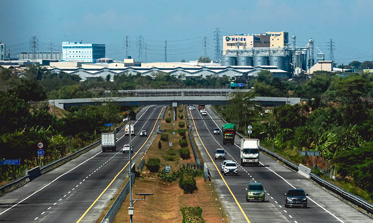 MENGGELIAT: Mobilitas kendaraan yang melintas di jalan tol Pasuruan. Pasuruan menjadi salah satu daerah yang banyak berdiri sektor industri.