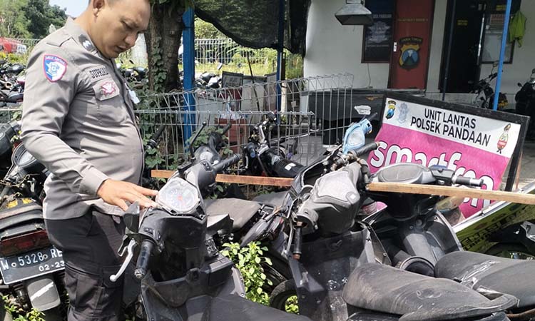 BARANG BUKTI: Petugas Unit Lantas Polsek Gempol mengamankan motor korban di Poslantas Gempol.