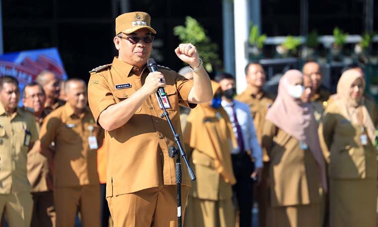 Wali Kota Probolinggo dokter Aminuddin saat memberikan amanat saat apel di harinya pertama kerja.