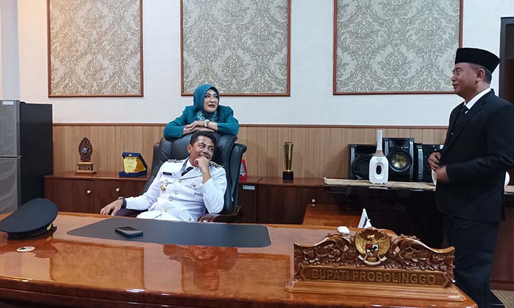 Bupati Probolinggo Gus Haris beserta istri saat meninjau ruang bupati dengan didampingi Sekda Ugas Irwanto (kanan).