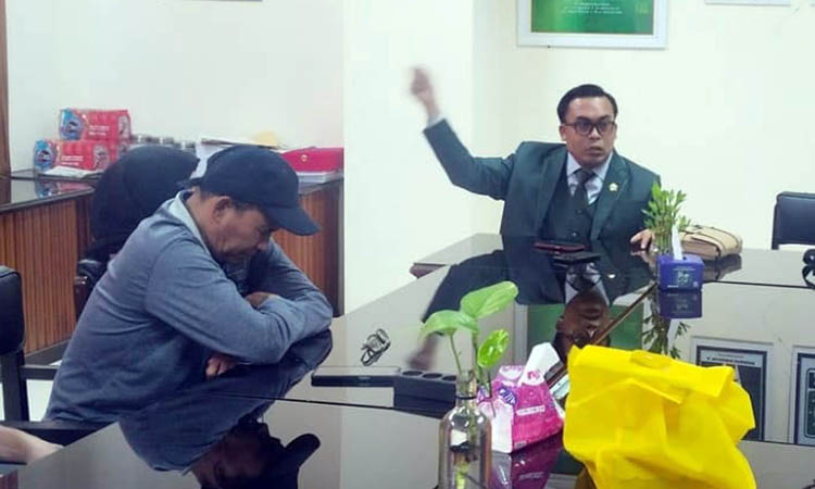 MENGADU: Salah satu pemilik kios yang mengadu ke Ketua Panja pupuk subsidi Muchlis. Sampai saat ini, sudah ada belasan yang mendatangi panja pupuk.