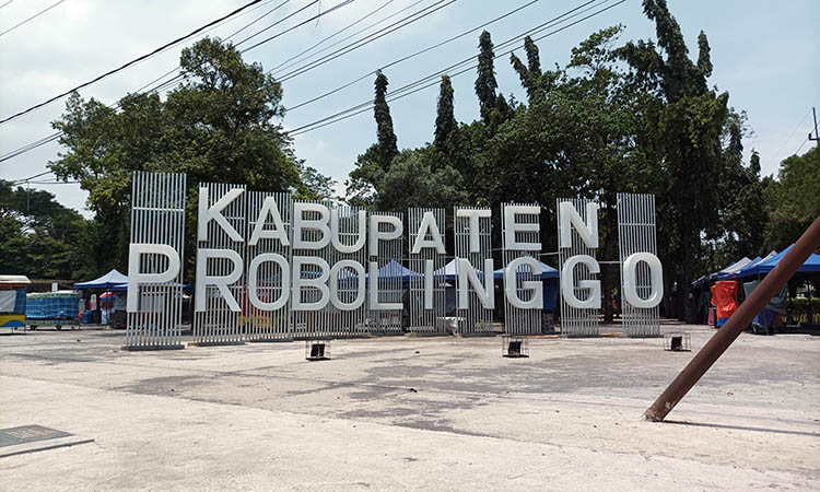 STADION: Suasana Stadion Gelora Merdeka Kraksaan yang tampak lengang. Pengelolaan struktur pengurus PKL di wilayah setempat, berujung pada berbagai polemik.