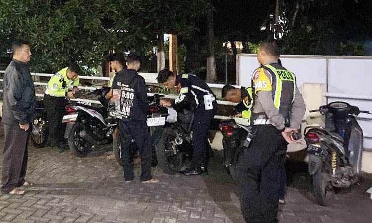 DITINDAK: Penilangan yang dilakukan terhadap mereka yang terlibat balap liar. Petugas juga memberikan pembinaan bagi delapan remaja yang ditengarai menjadi pembalap liar.