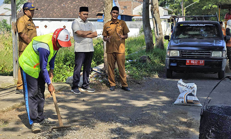 CEK PERBAIKAN: Bupati Pasuruan, Rusdi Sutejo saat meninjau perbaikan jalan di Warungdowo-Sidogiri. Pemkab menargetkan, perbaikan rampung sebelum Lebaran.