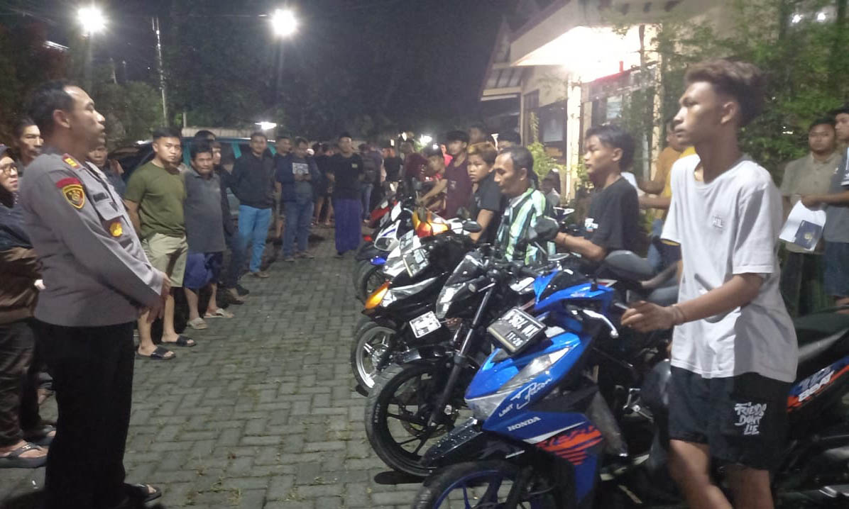 TERJARING RAZIA: Puluhan motor yang digunakan untuk melakukan balap liar di ruas jalan pantura Desa Sumberrejo, Kecamatan Paiton diamankan ke Mapolsek Paiton.