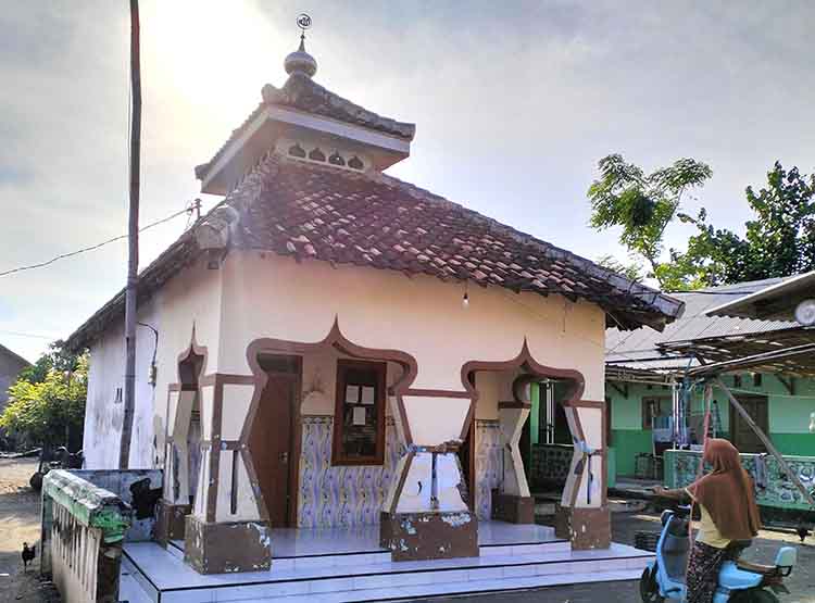 BERSEJARAH: Musala Raudlatul Jannah Desa Jabung Sisir, Kecamatan Paiton, yang terus eksis menjadi media syiar Islam.