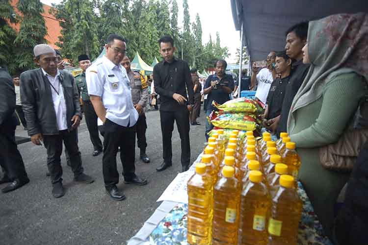 LIHAT LANGSUNG: Wali Kota Probolinggo dr. Aminuddin meninjau stan Bazar dan Pasar Murah di sekitar Stadion Bayuangga, Kota Probolinggo, Rabu (5/3).