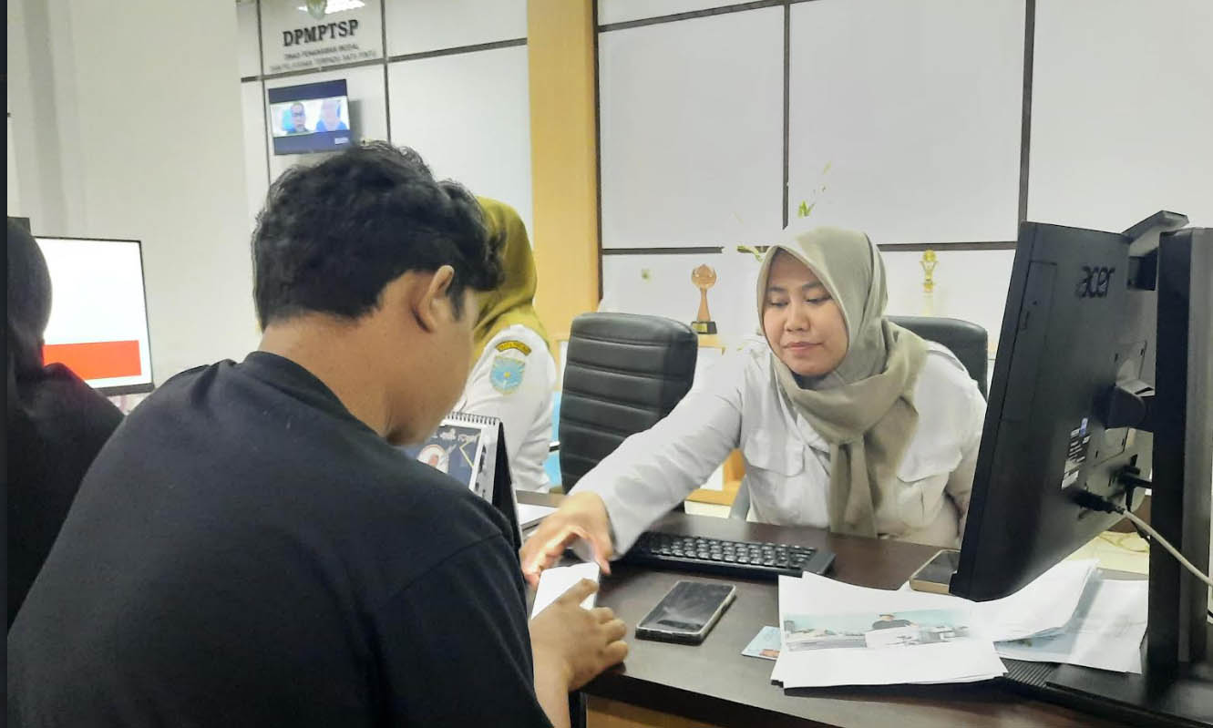 PELAYANAN: Salah seorang pegawai memberikan pelayanan perizinan dan investasi di Mal Pelayanan Publik di bawah DPMPTSP Kota Probolinggo.
