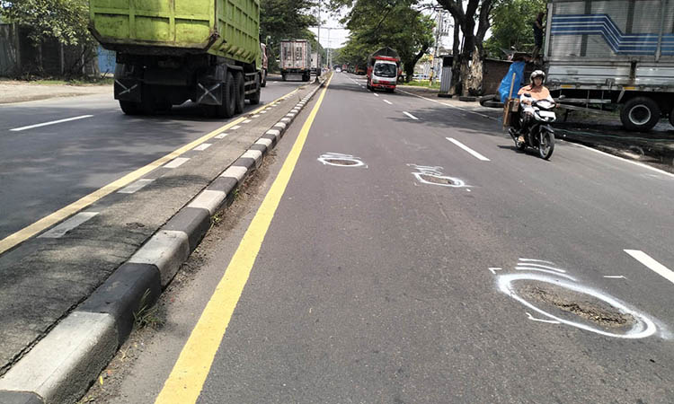 BERLUBANG: Jalan bypass Gempol yang berlubang. Kondisi itu membahayakan pengguna jalan, lantaran rentan kecelakaan.